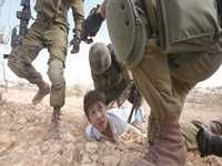 Un enfant Palestinien pris par les soldats israéliens - <span class="caps">DR</span>