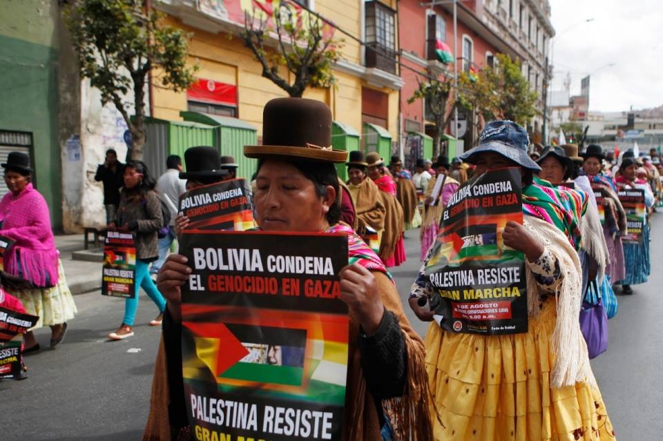 <span class="caps">BOLIVIE</span> : Des femmes indigènes d'”Aymara” tiennent des poster avec le message : “La Bolivie condamne le génocide à Gaza. Palestine, résiste” - <span class="caps">DR</span> Juan Karita/<span class="caps">AP</span> 9 août 2014 