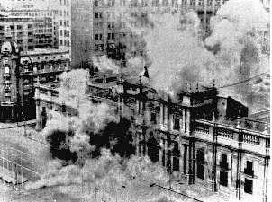 La Moneda en feu le 11 septembre 1973 - <span class="caps">DR</span>