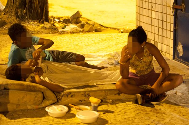Sans abris une fille prostituee partage un matelas dans la rue