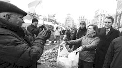Victoria Nuland, secrétaire d'État adjointe chargée de l'Europe et de l'Asie, distribuant des aliments aux opposants ukrainiens dans les rues de Kiev