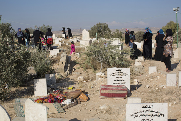 Cruelle dépossession à al-Araqib. Leurs maisons ont été détruites plus de soixante-dix fois depuis 2010, les Bédouins du village sont contraints de vivre confinés dans le cimetière. 