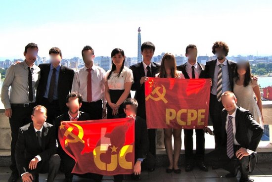  Groupe de jeunes communistes des <span class="caps">CJC</span> avec leur deux guides : Perla et Kim (2012) - Droits réservés Loïc Ramirez 