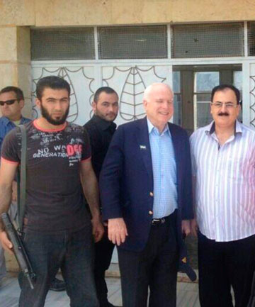John McCain avec des dirigeants des entités d'Al-Qaïda en Syrie - <span class="caps">DR</span>
